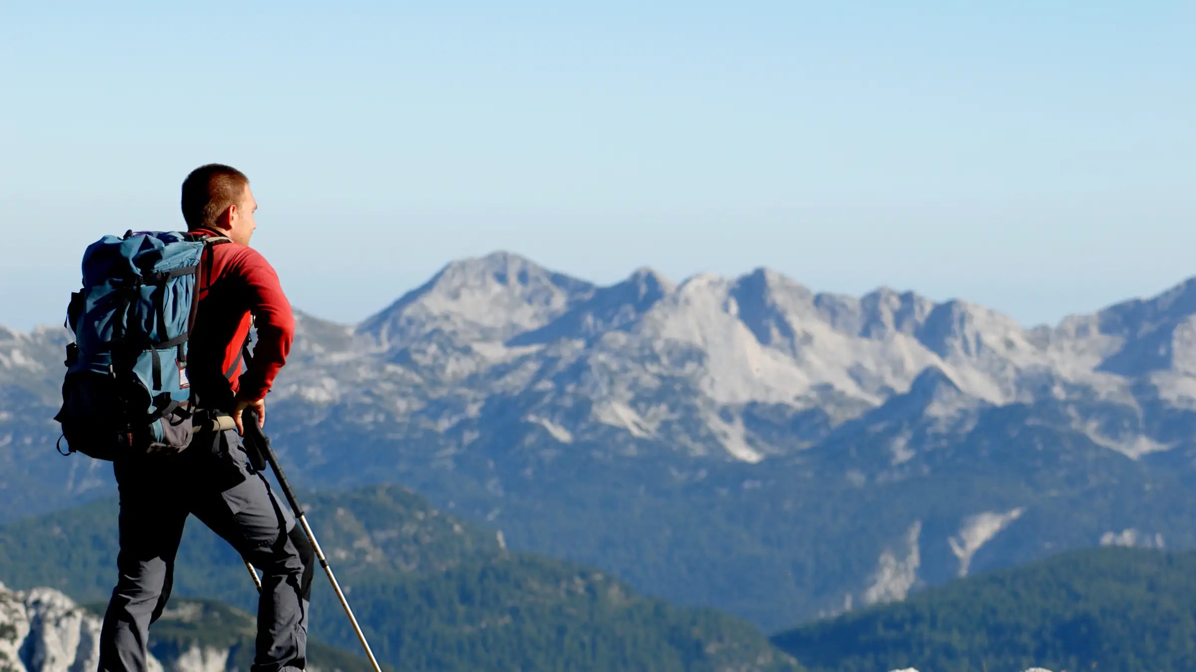 Mann beim Wandern in den Bergen