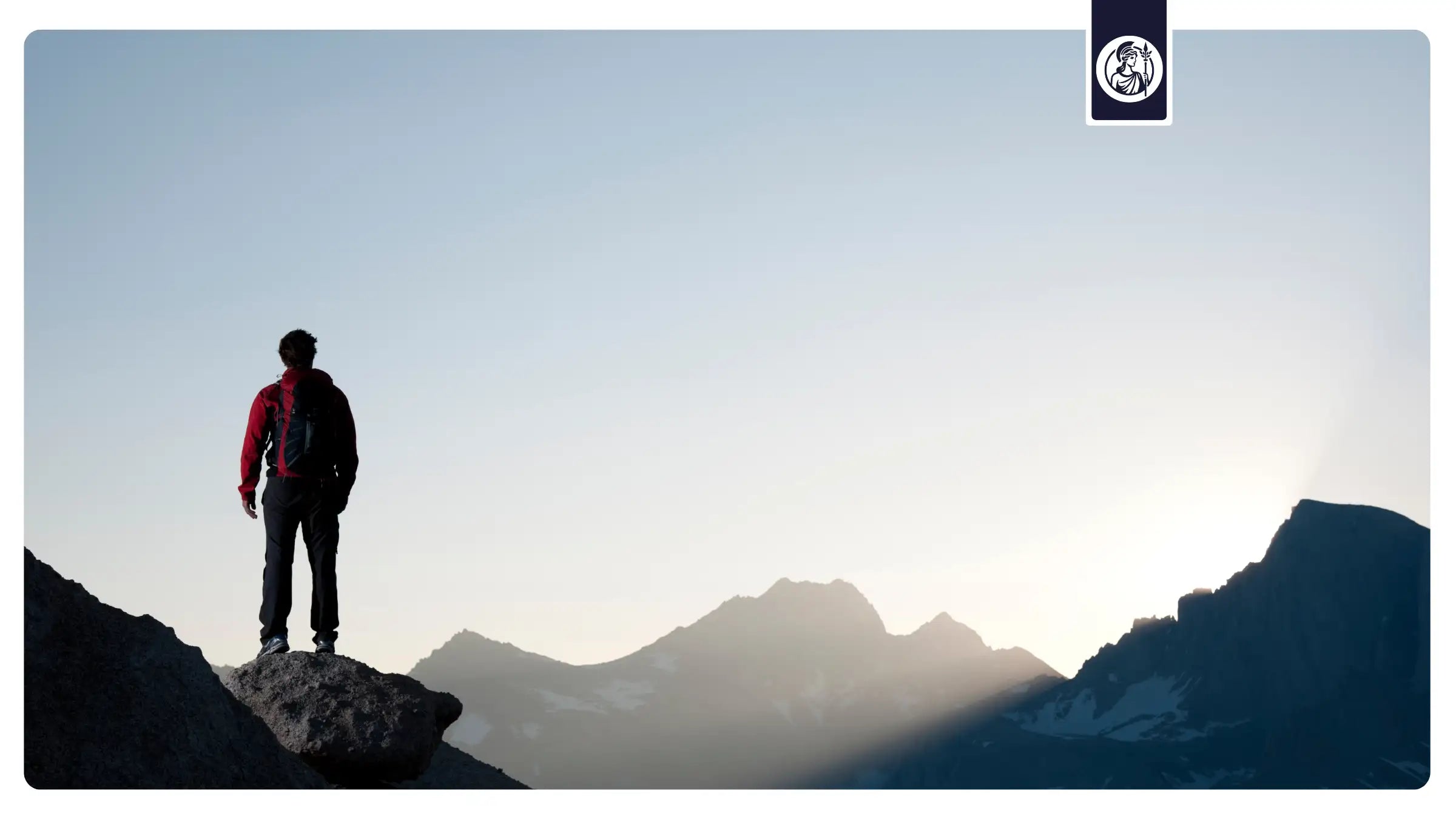 Mann steht auf Gipfel