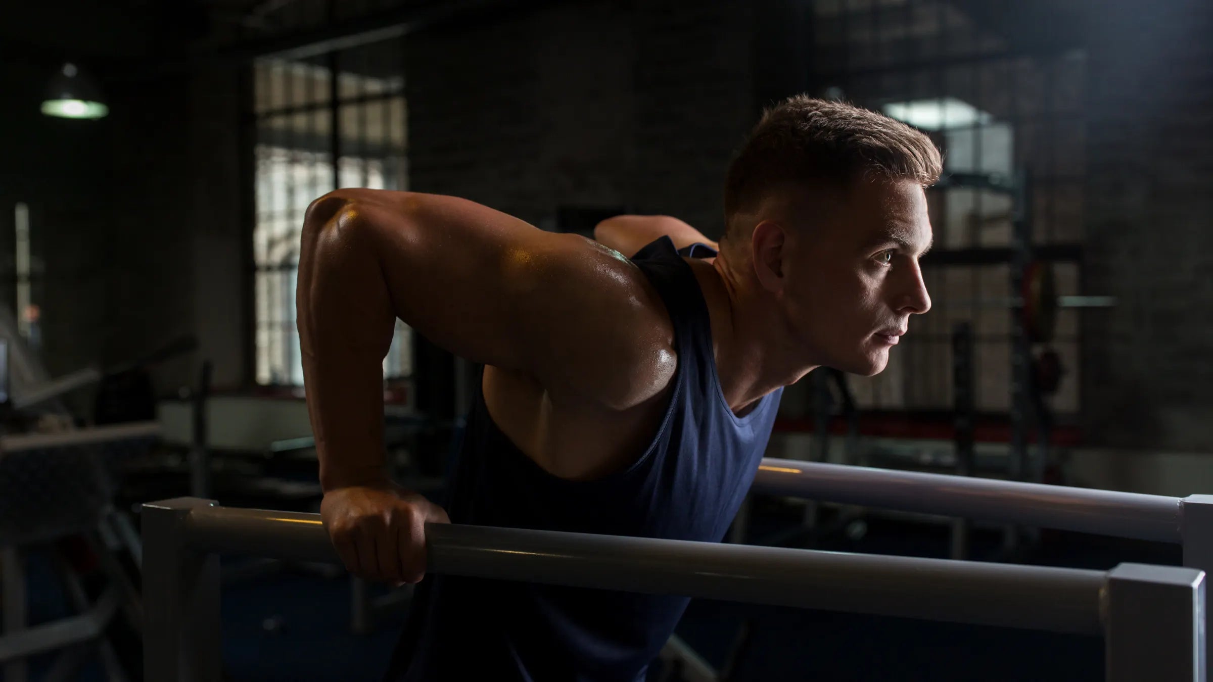 Mann mit entschlossenen Blick treibt Sport