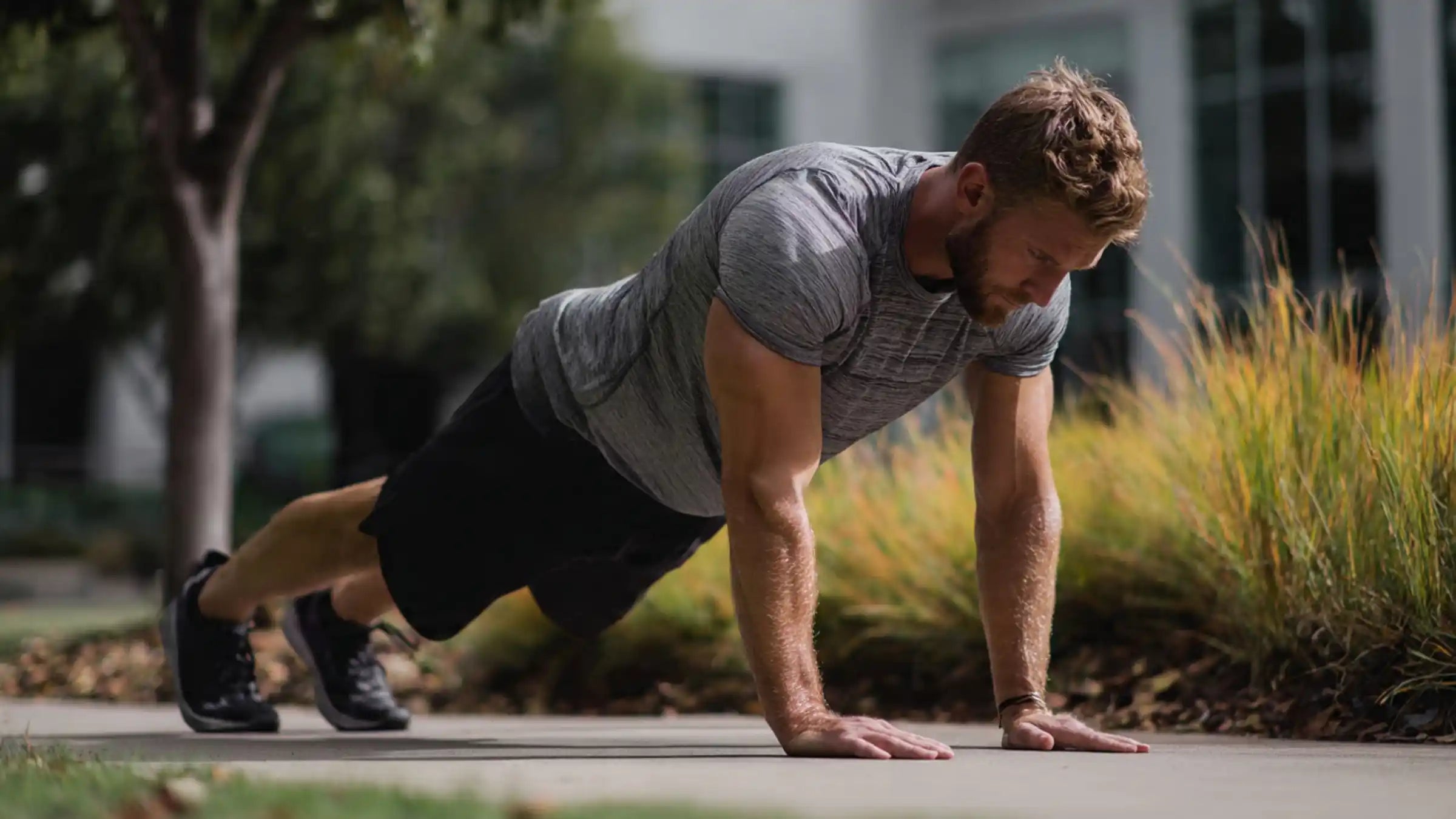 Sportlicher Mann macht Liegestütze