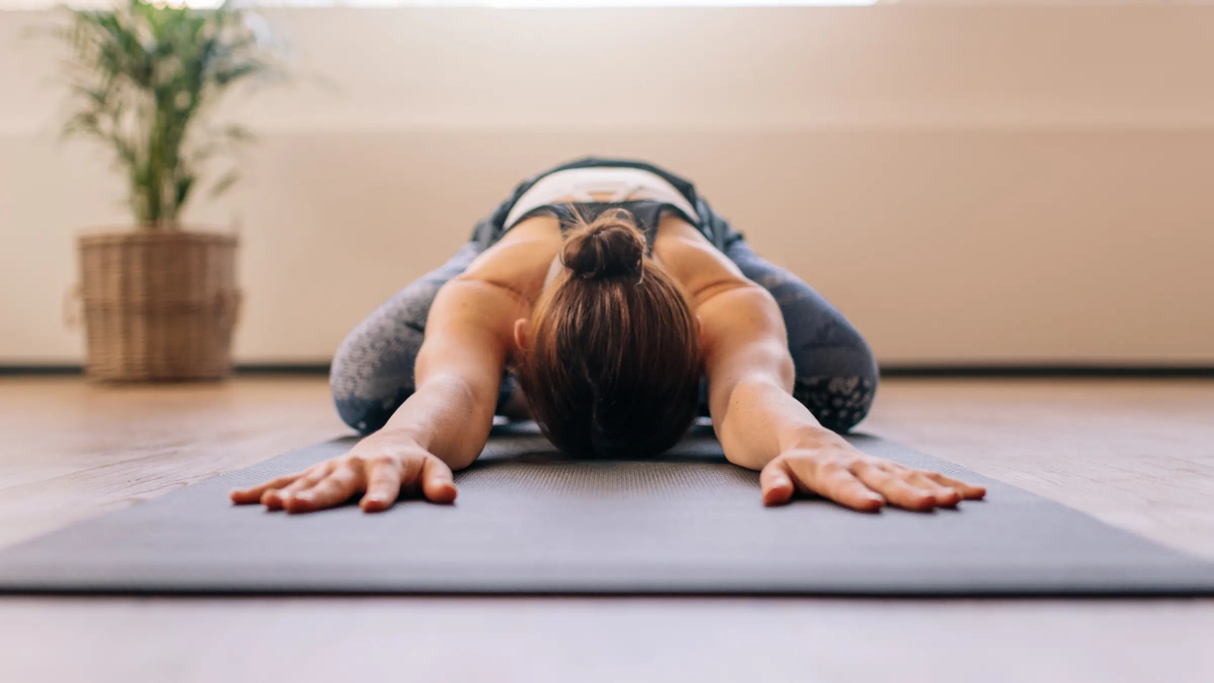 Frau liegt in Yoga-Posa da