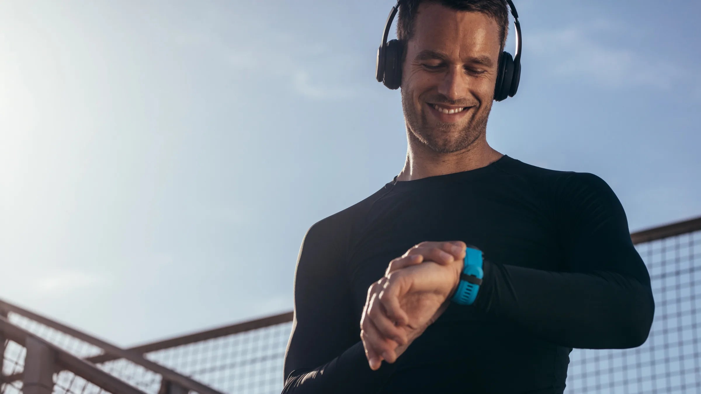 Sportlicher Mann schaut auf seine Smartwatch