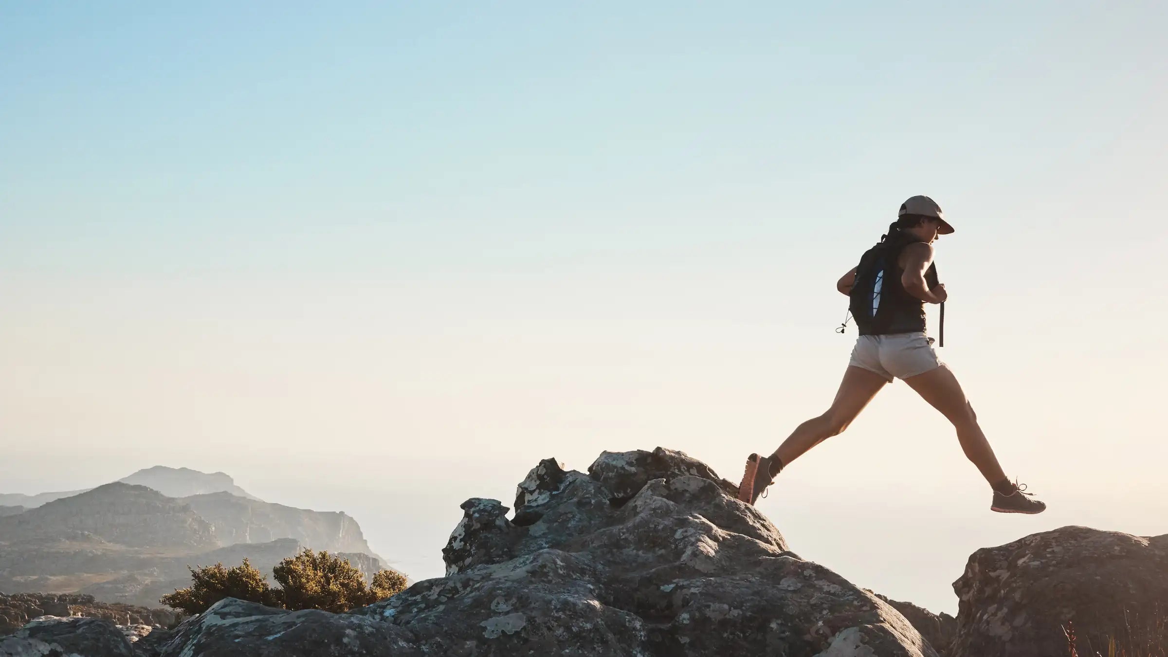 Sportliche Frau beim Wandern
