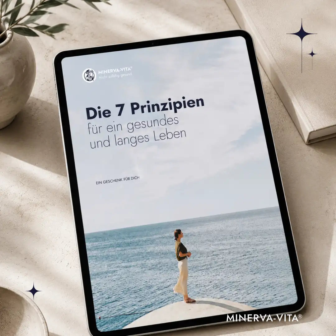 Tablet mit dem Minerva-Vita E-Book „Die 7 Prinzipien für ein gesundes und langes Leben“ auf einem hellen Tisch.