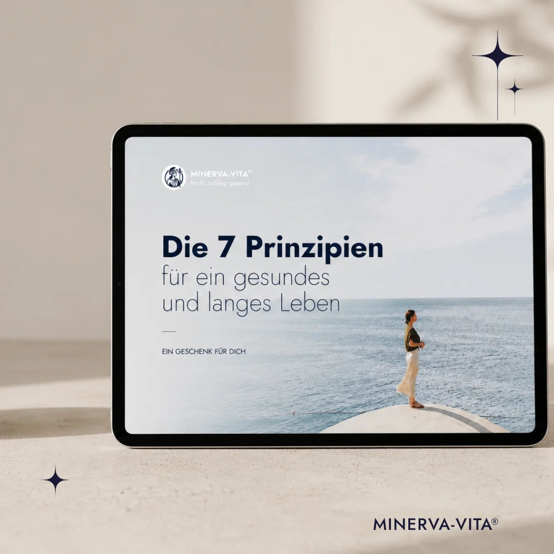 Minerva-Vita Longevity-E-Book „Die 7 Prinzipien für ein gesundes und langes Leben“ auf einem Tablet vor hellem Hintergrund.