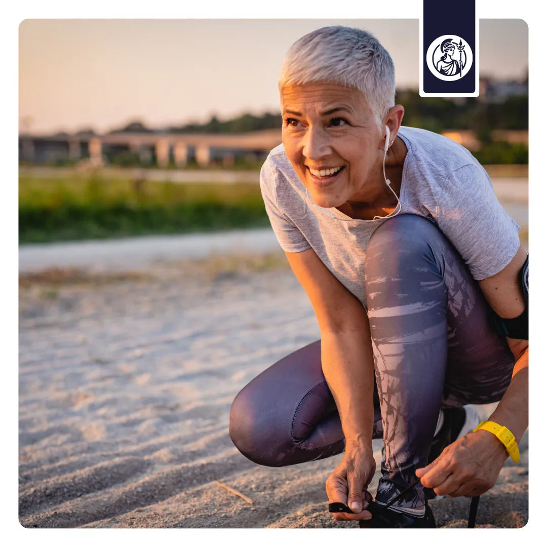 Das passiert, wenn du deine Zellen aktiv schützt und Energie von innen aufbaust. Minerva-Vita Longevity-Supplements. Frau bereites sich zum Laufen vor.