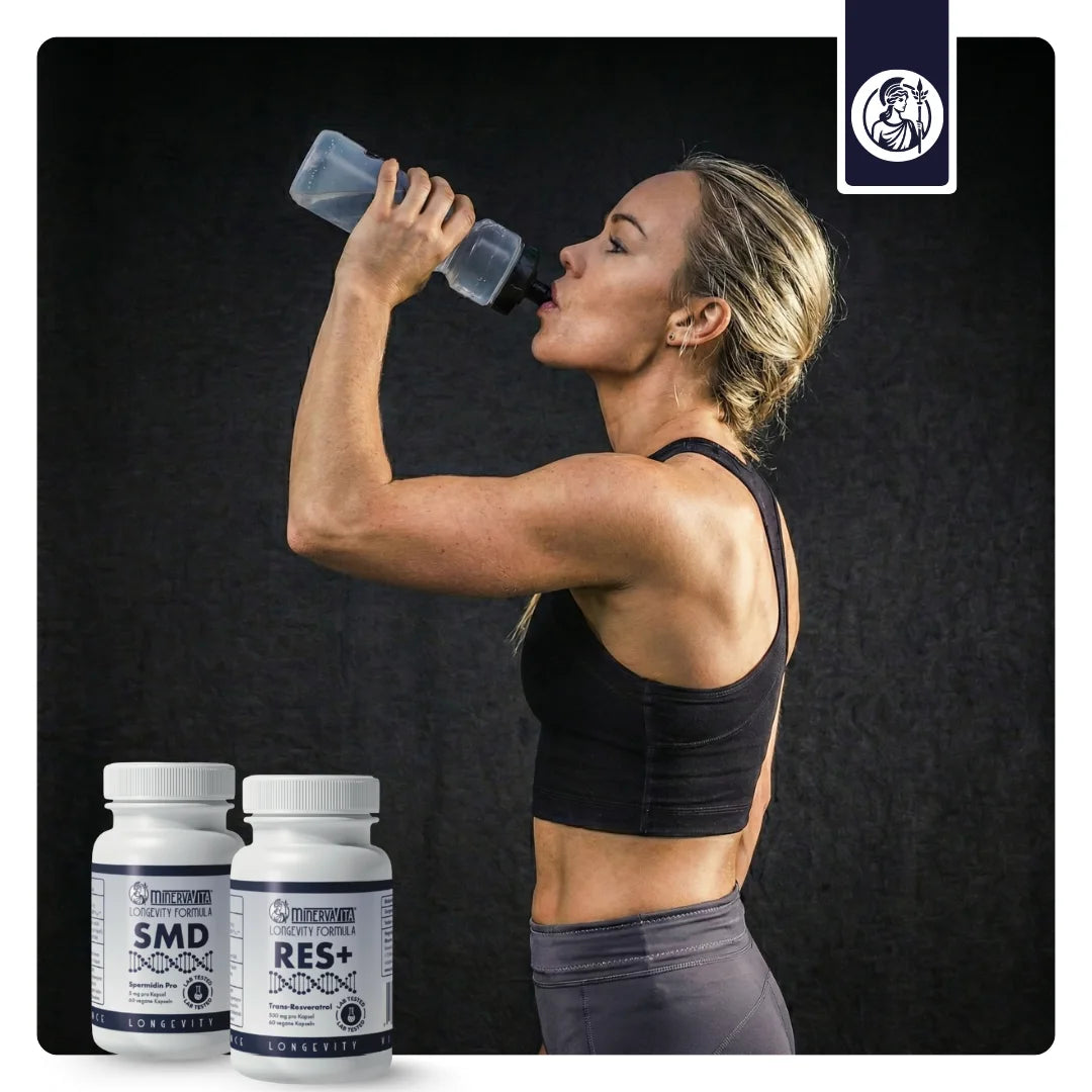 Performance-Role-Modell trinkt aus Flasche und neben ihr sind Resveratrol-Kapseln und Spermidin-Kapseln von Minerva-Vita