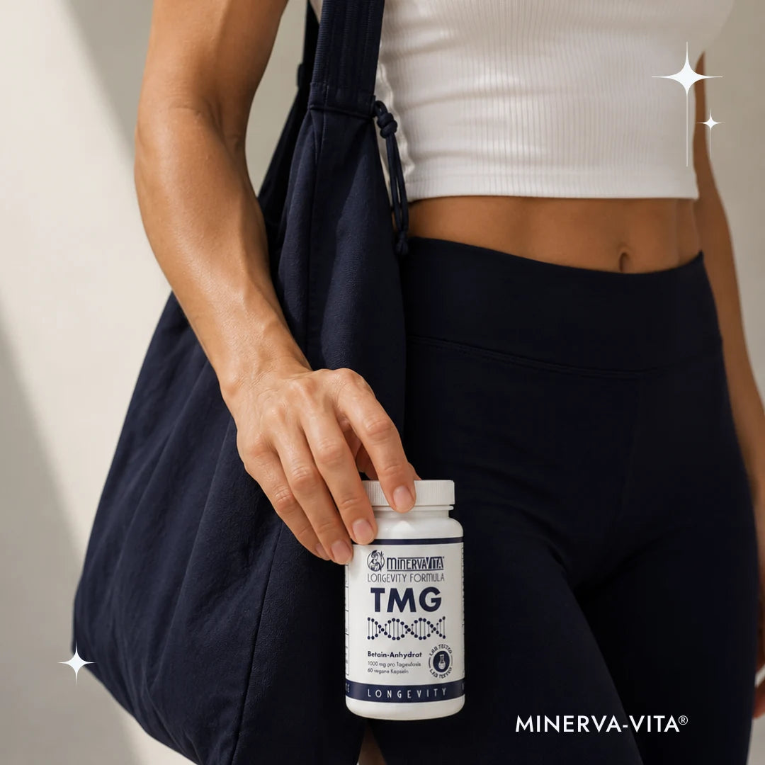 Sportlich gekleidete Frau trägt eine Trainingstasche und hält Minerva-Vita TMG Betain-Anhydrat Kapseln.