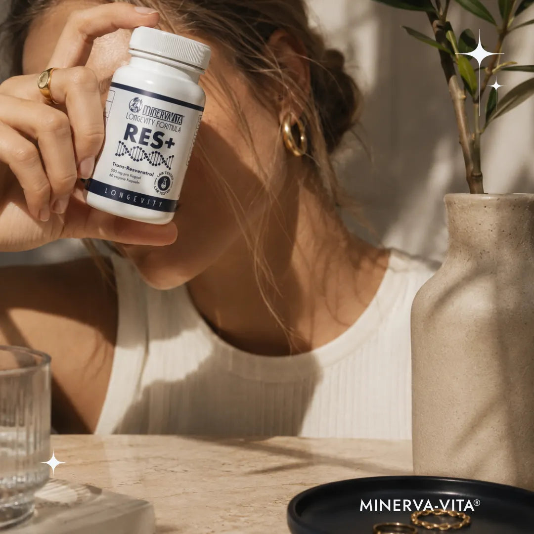 Frau hält eine Dose Minerva-Vita RES+ Trans-Resveratrol Kapseln nah an die Kamera.