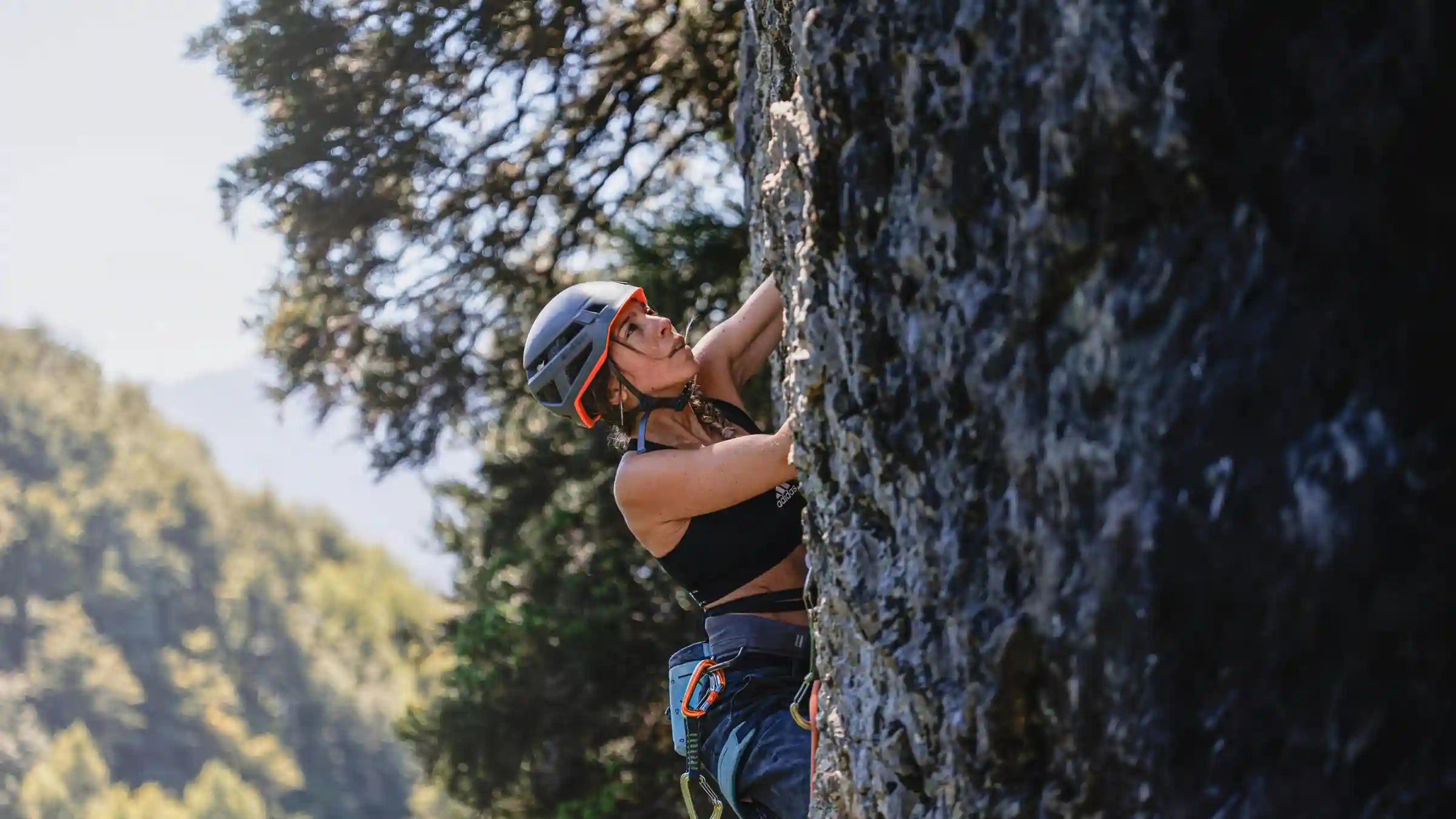 Nahaufnahme von Frau am Bergsteigen