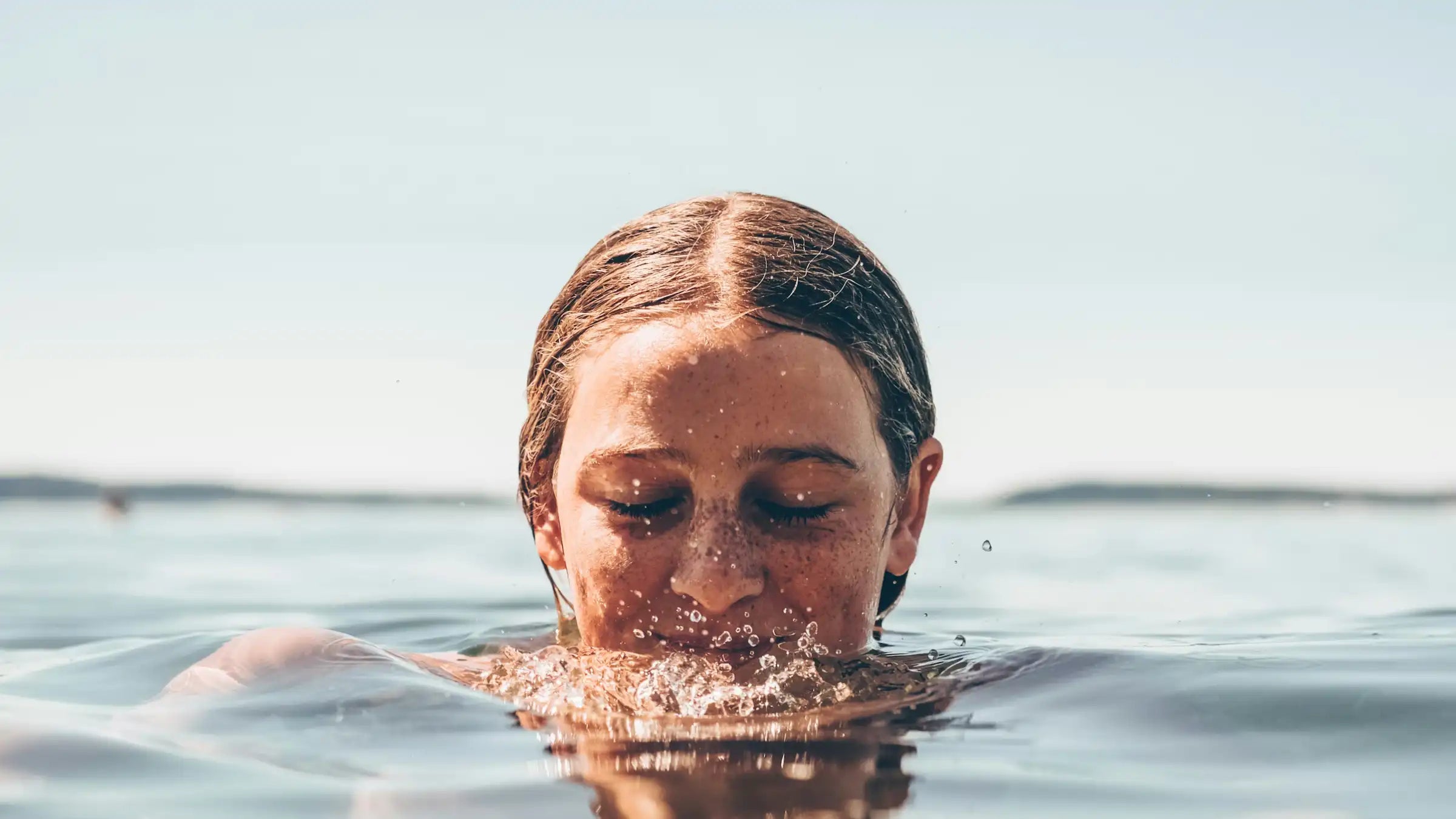 Frau beim Schwimmen