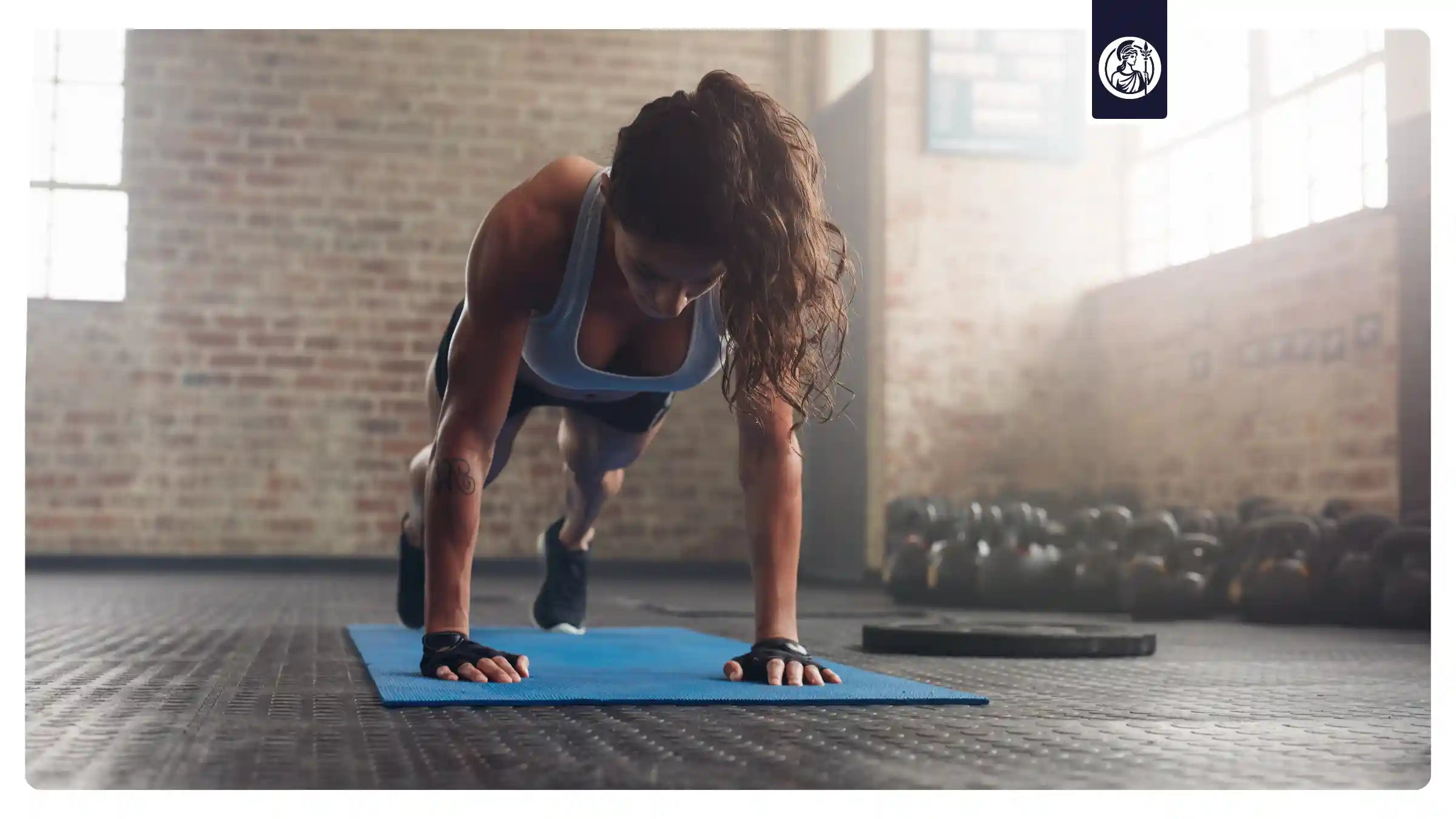 Frau beim Training in Plank-Position – Symbol für Energie, Regeneration und Leistungsfähigkeit durch Longevity- und Better-Aging-Supplements von Minerva-Vita.