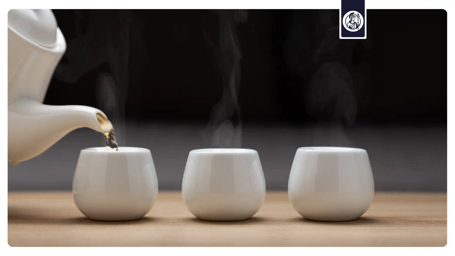 Teekanne schenkt Tee ein