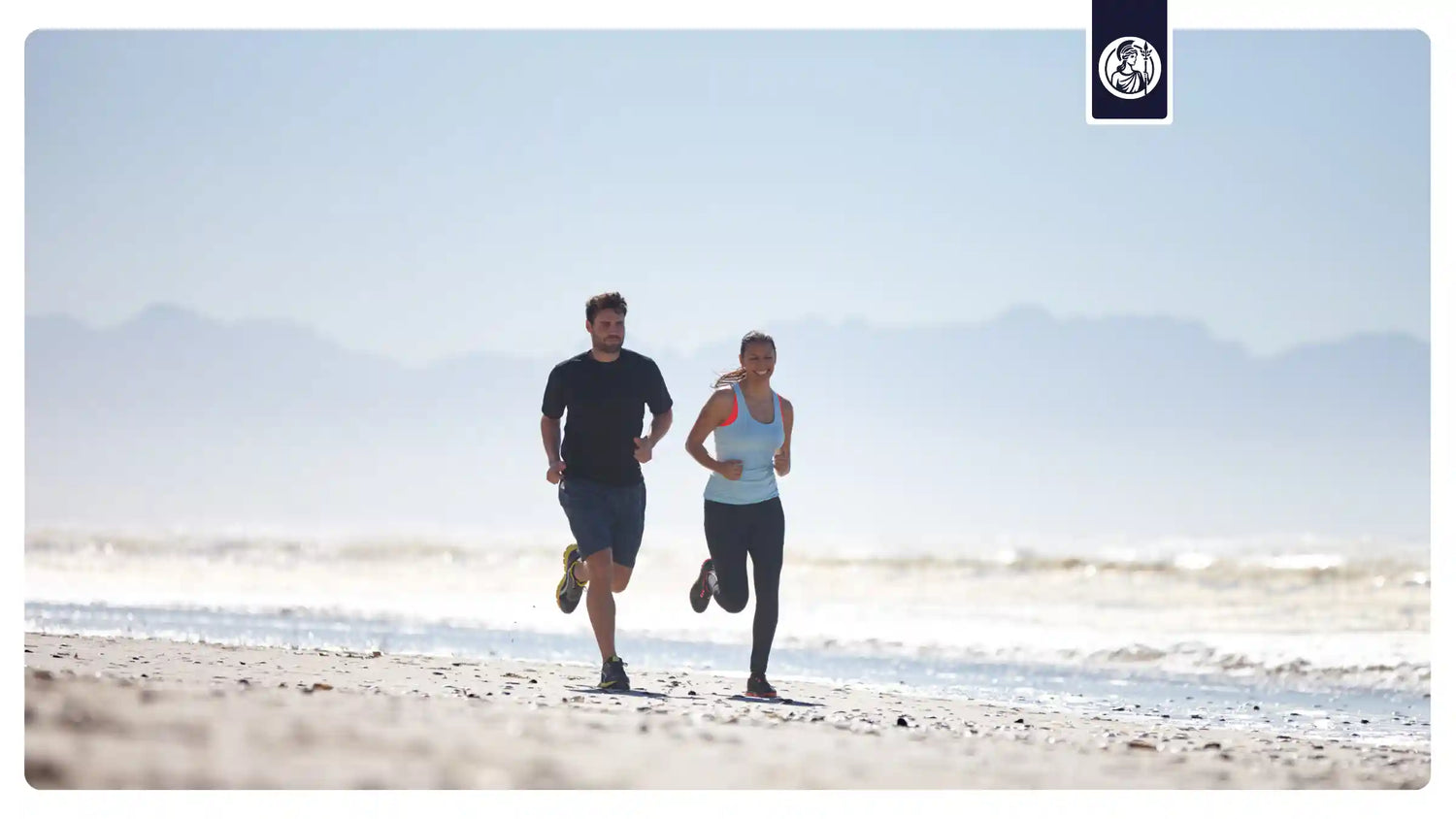 Mann und Frau laufen gemeinsam am Strand als Symbol für Bewegung, Fitness und einen gesunden Lebensstil im Alter.