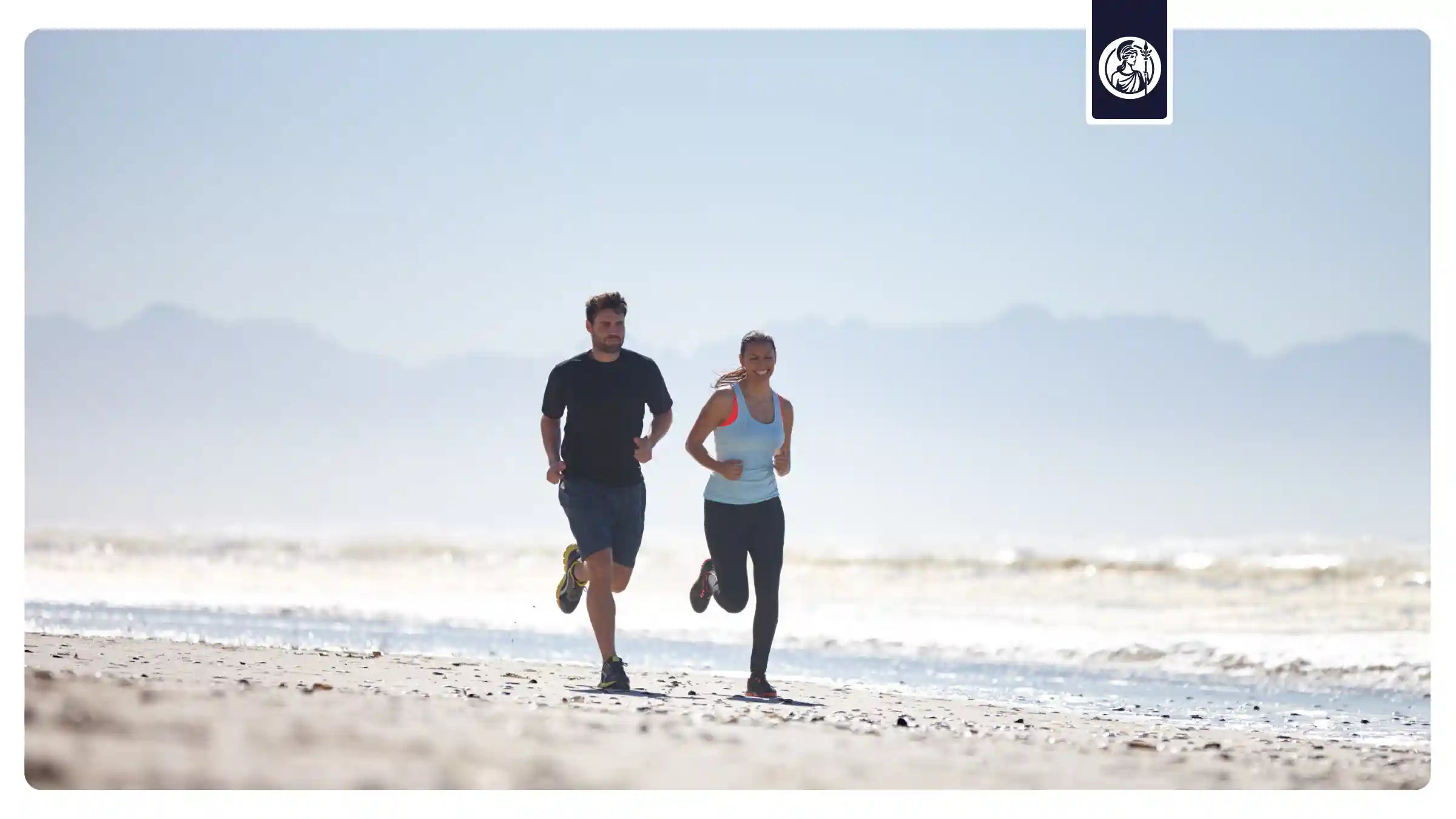 Mann und Frau laufen gemeinsam am Strand als Symbol für Bewegung, Fitness und einen gesunden Lebensstil im Alter.