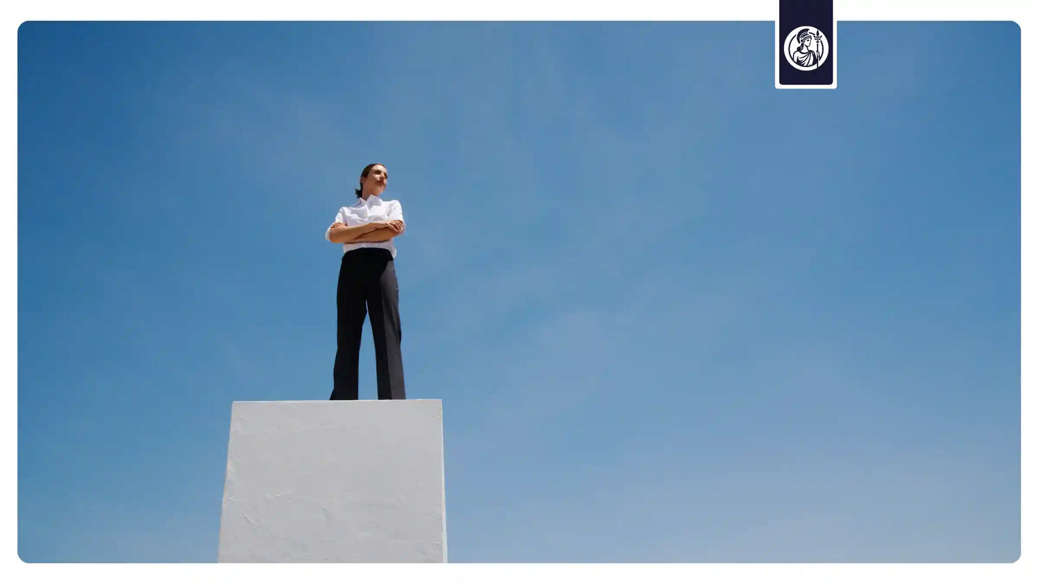 Frau auf einem Podest vor blauem Himmel als Symbol für Überblick, klare Entscheidungen und die Wahl zwischen All-in-One Supplement und Einzelkapseln.