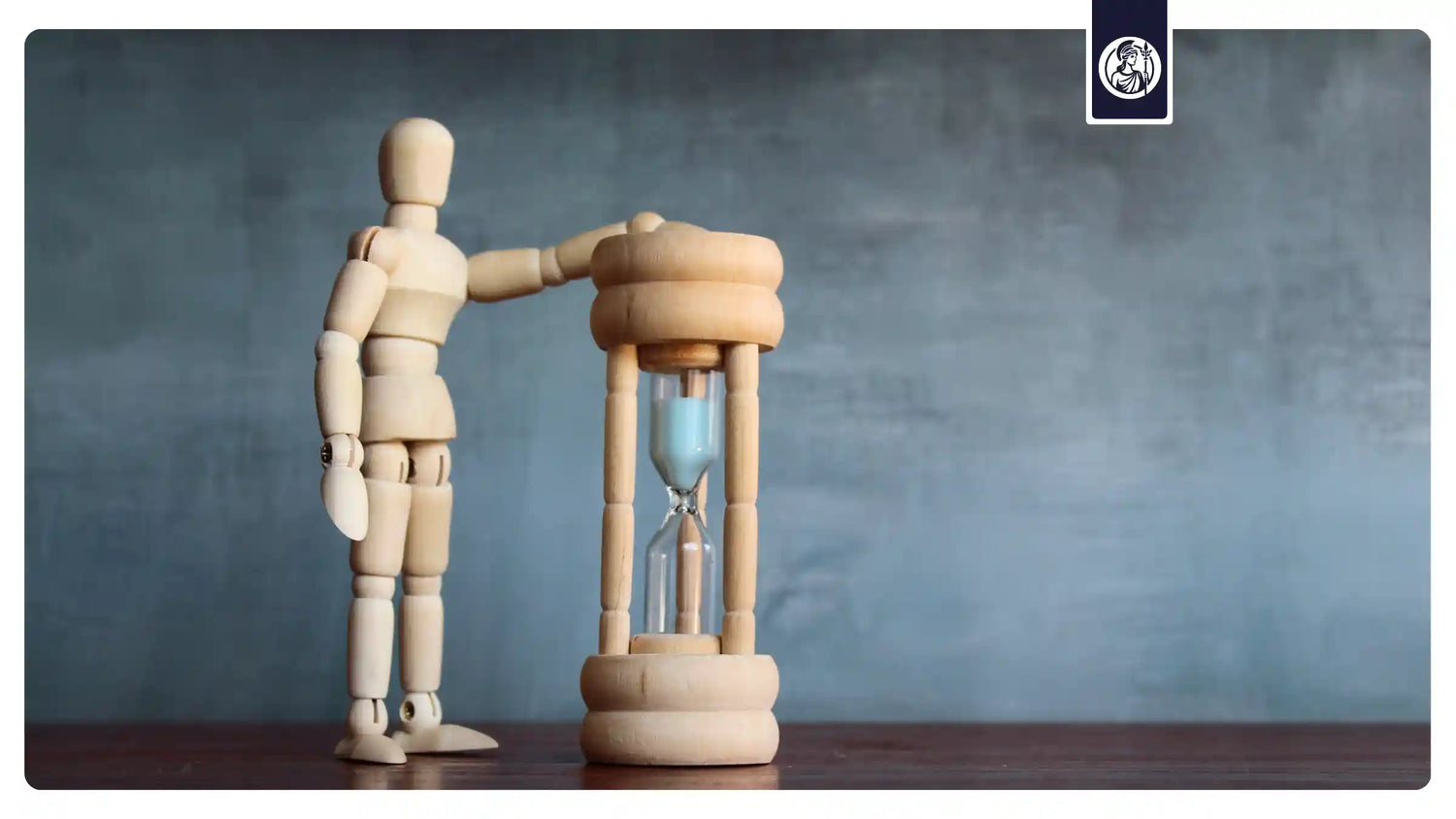 Holzfigur steht neben Sanduhr