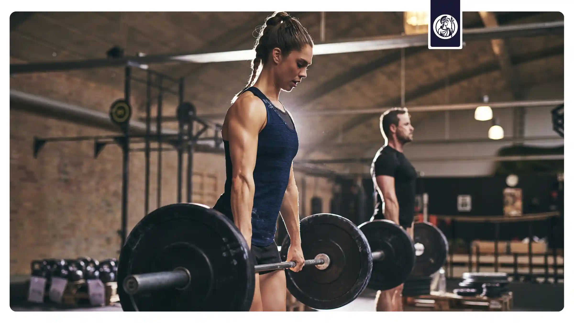 Frau beim Kreuzheben im Fitnessstudio als Symbol für Krafttraining, Biohacking, körperliche Leistungsfähigkeit und gesundes Altern.