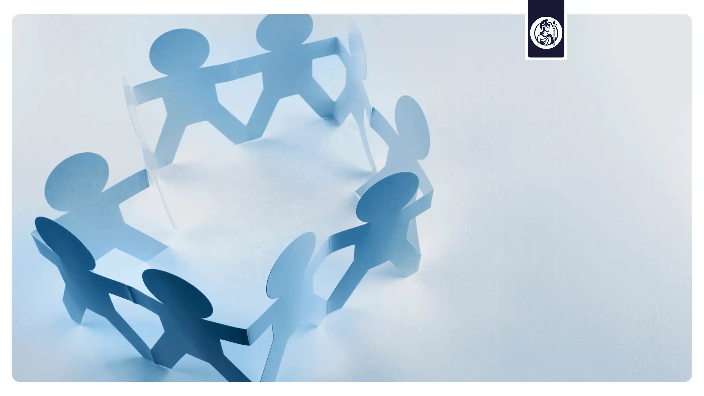 Papierfiguren stehen im Kreis und reichen sich die Hände