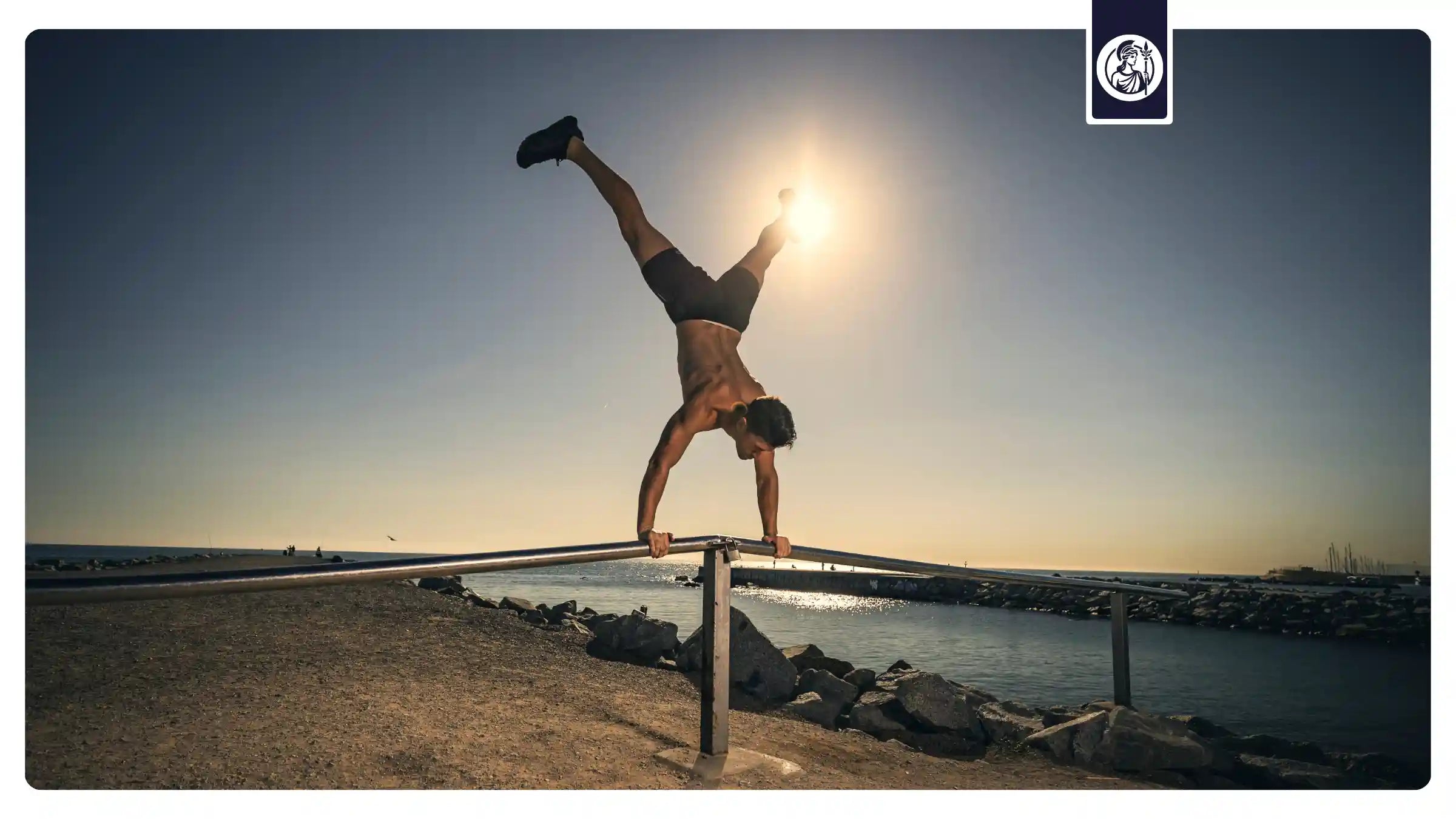 Sportlicher Mann im Handstand als Symbol für Energie, körperliche Leistungsfähigkeit und die Rolle von NMN und NAD⁺ im Zellstoffwechsel.