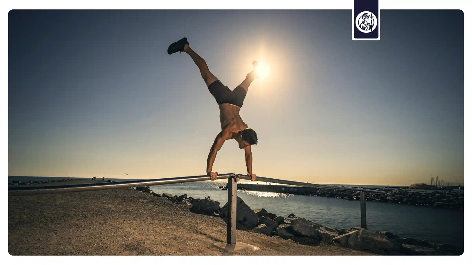 Sportlicher Mann beim Handstand am Strand