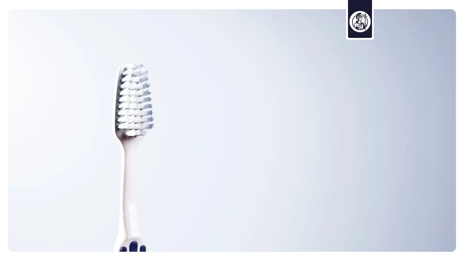 Zahnbürste auf blauem Hintergrund