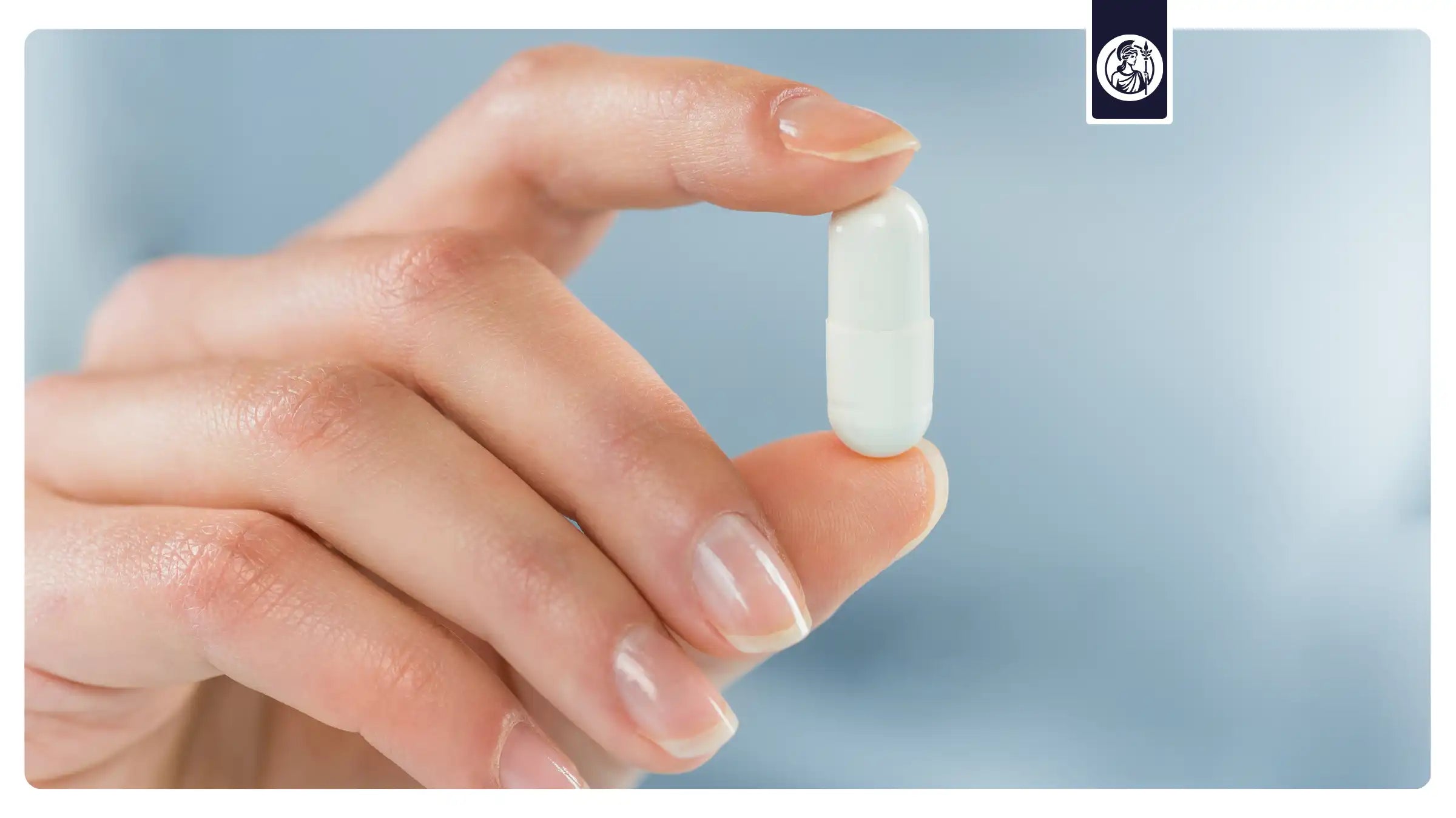 Hand hält eine Kapsel