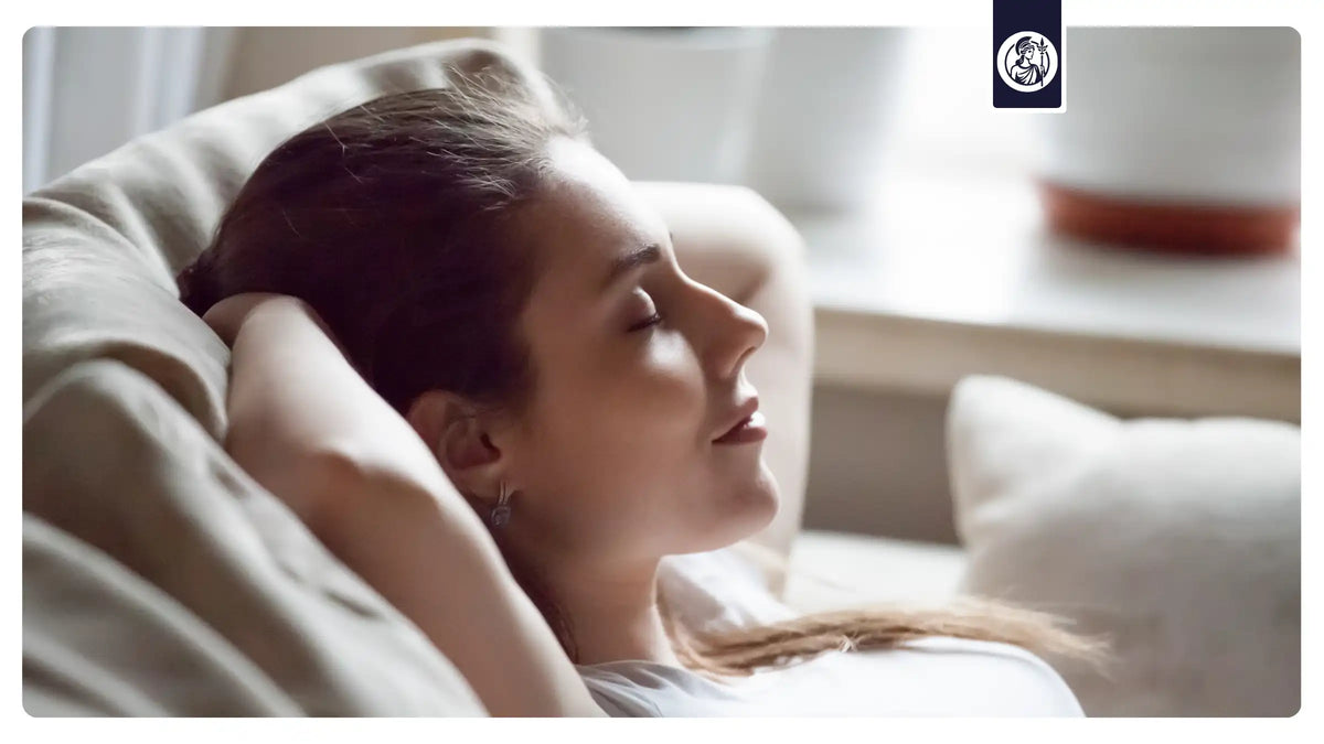 Entspannte Frau im Bett als Symbol für Schlaf, Tagesrhythmus und die Frage nach dem optimalen Einnahmezeitpunkt von NMN.