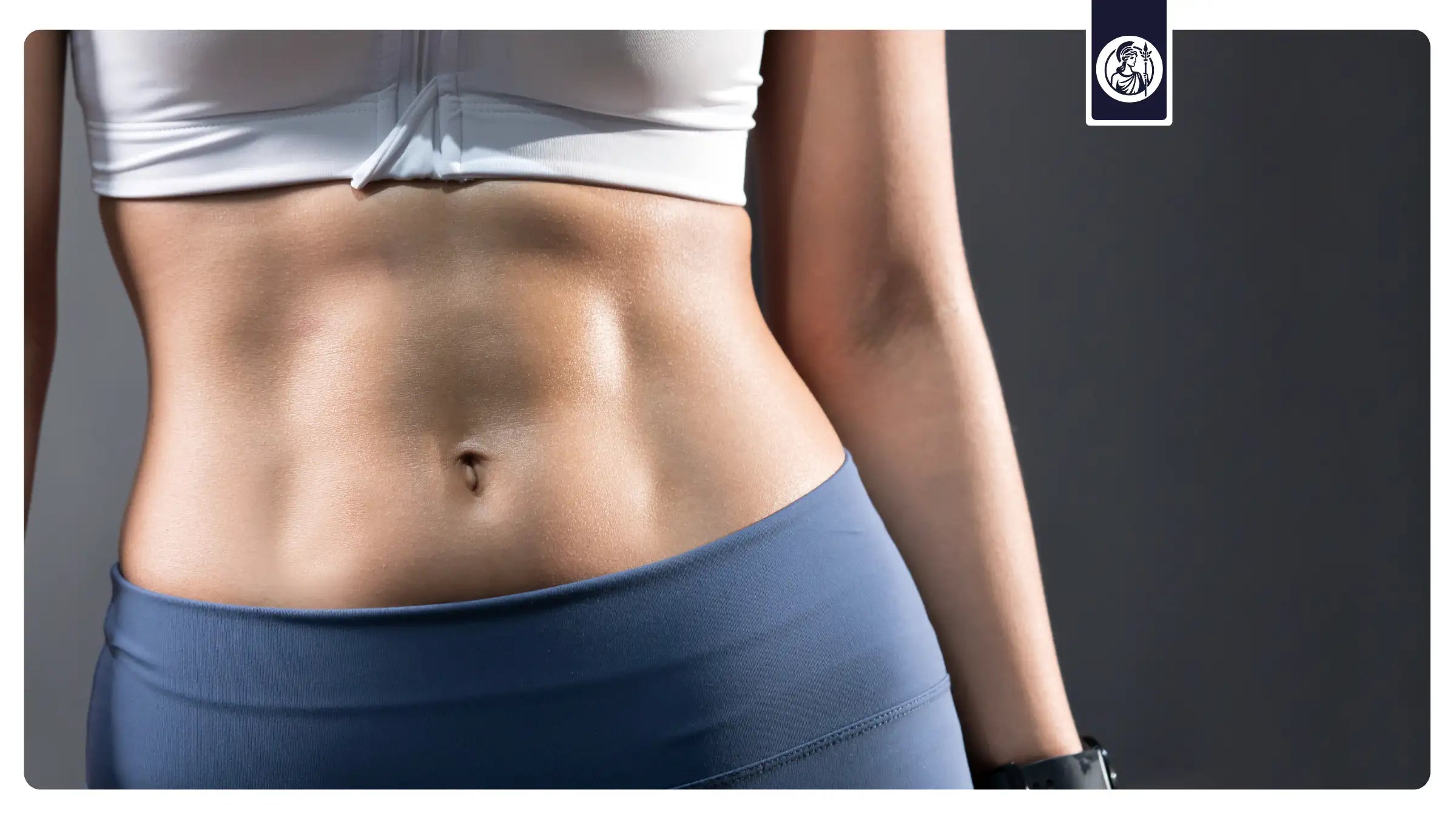 Sportliche Frau in Nahaufnahme mit Bauchmuskeln