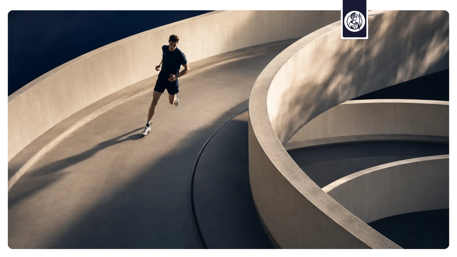 Mann joggt eine geschwungene, moderne Betonrampe entlang, Architektur im Gegenlicht
