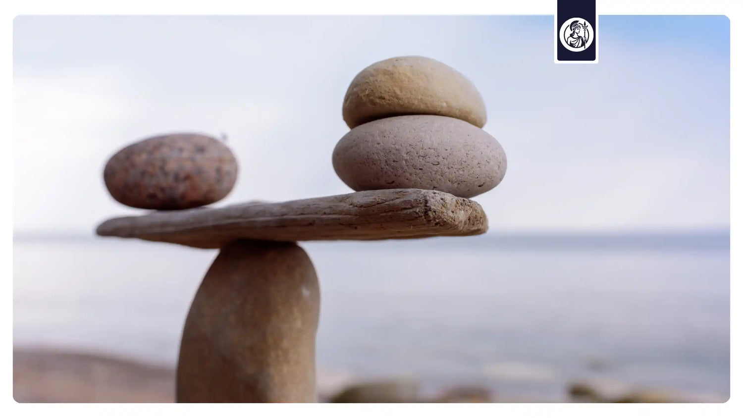 Ausbalancierte Steine am Wasser als Symbol für Balance, einen gesunden Lebensstil und die Verbindung von Ernährung, Bewegung und mentaler Stärke.