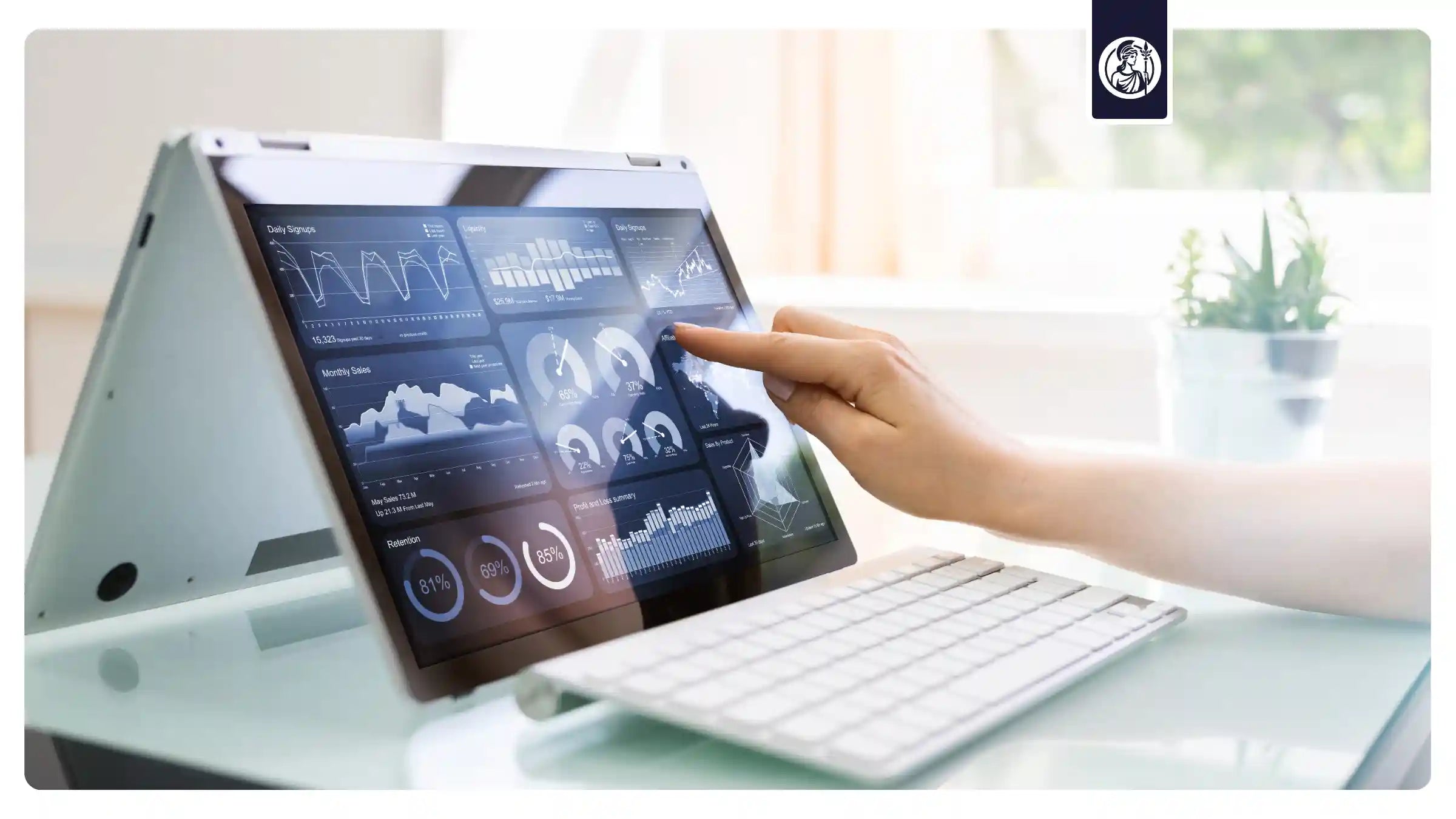 Hand vor Laptop mit Auswertungen