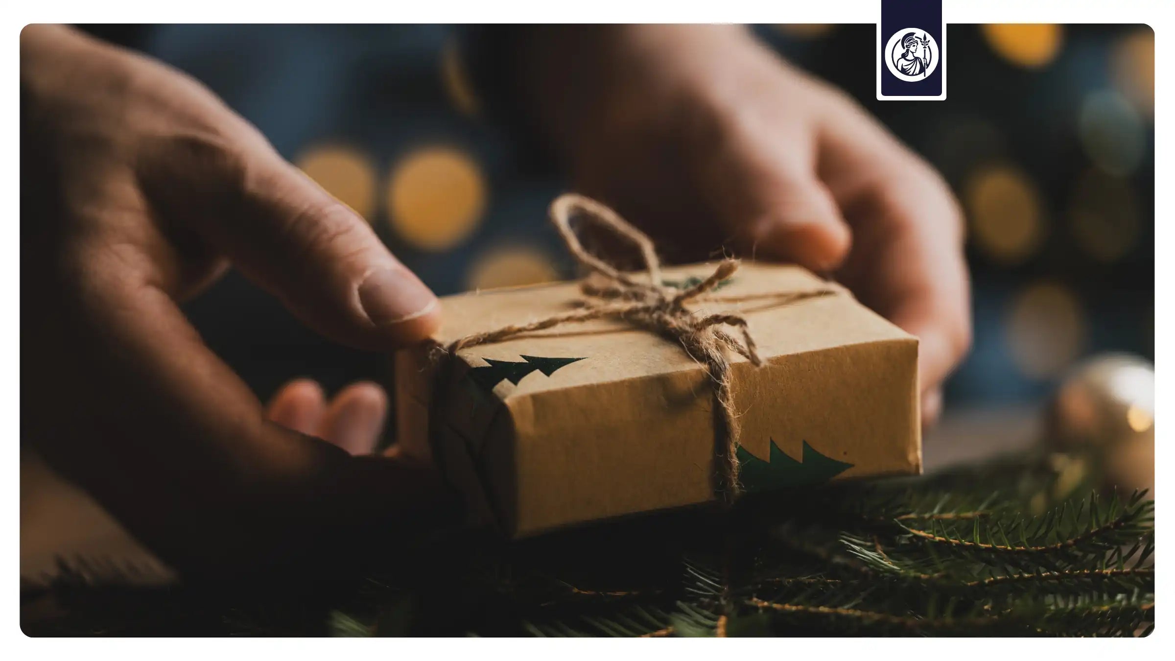 Hände überreichen ein verpacktes Geschenk als Symbol für Dankbarkeit, soziale Verbundenheit und psychologische Faktoren der Langlebigkeit.