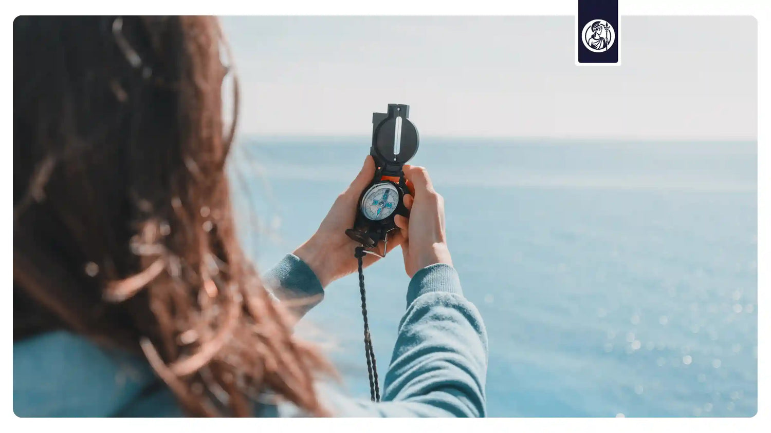 Person mit Kompass am Meer als Symbol für Orientierung, Prävention und den persönlichen Weg zu mehr Gesundheit und Longevity.