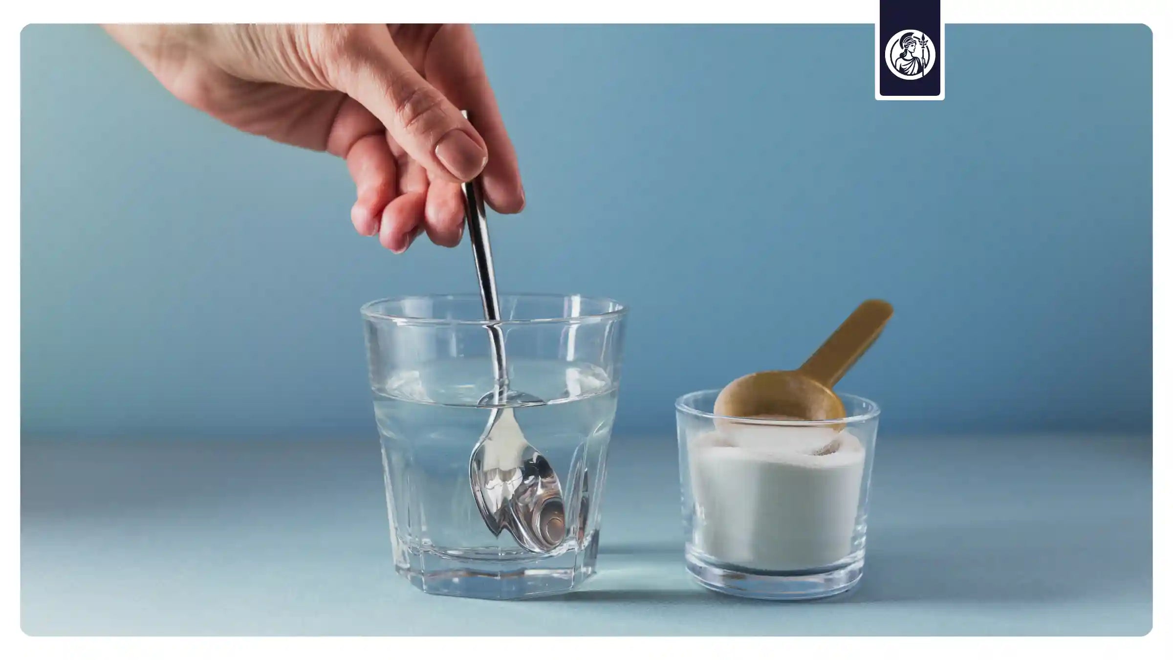 Kollagenpulver neben einem Wasserglas als Symbol für die Einnahme von Kollagen und seine mögliche Bedeutung für Hautstruktur und Elastizität.