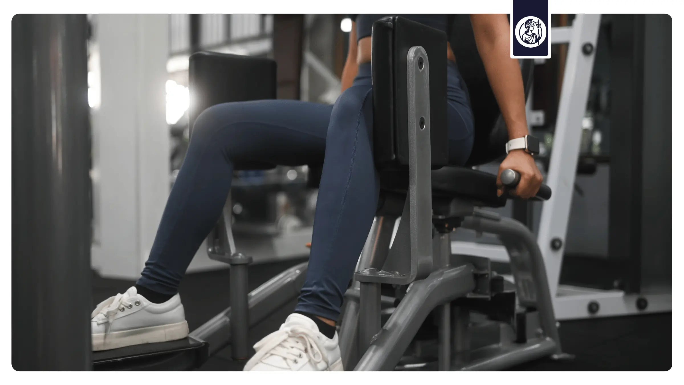 Person trainiert mit einer Langhantel in einem modernen Fitnessstudio als Symbol für die Bedeutung von Krafttraining für gesundes Altern und Longevity.