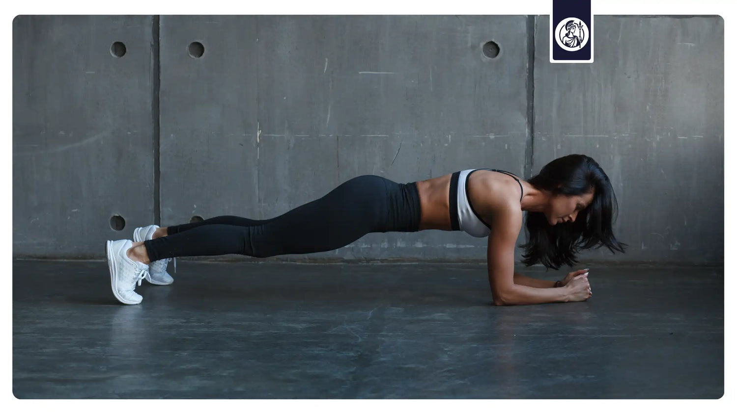 Sportliche Frau beim Unterarmstütz als Symbol für Fitness, körperliche Leistungsfähigkeit und messbare Longevity-Biomarker.