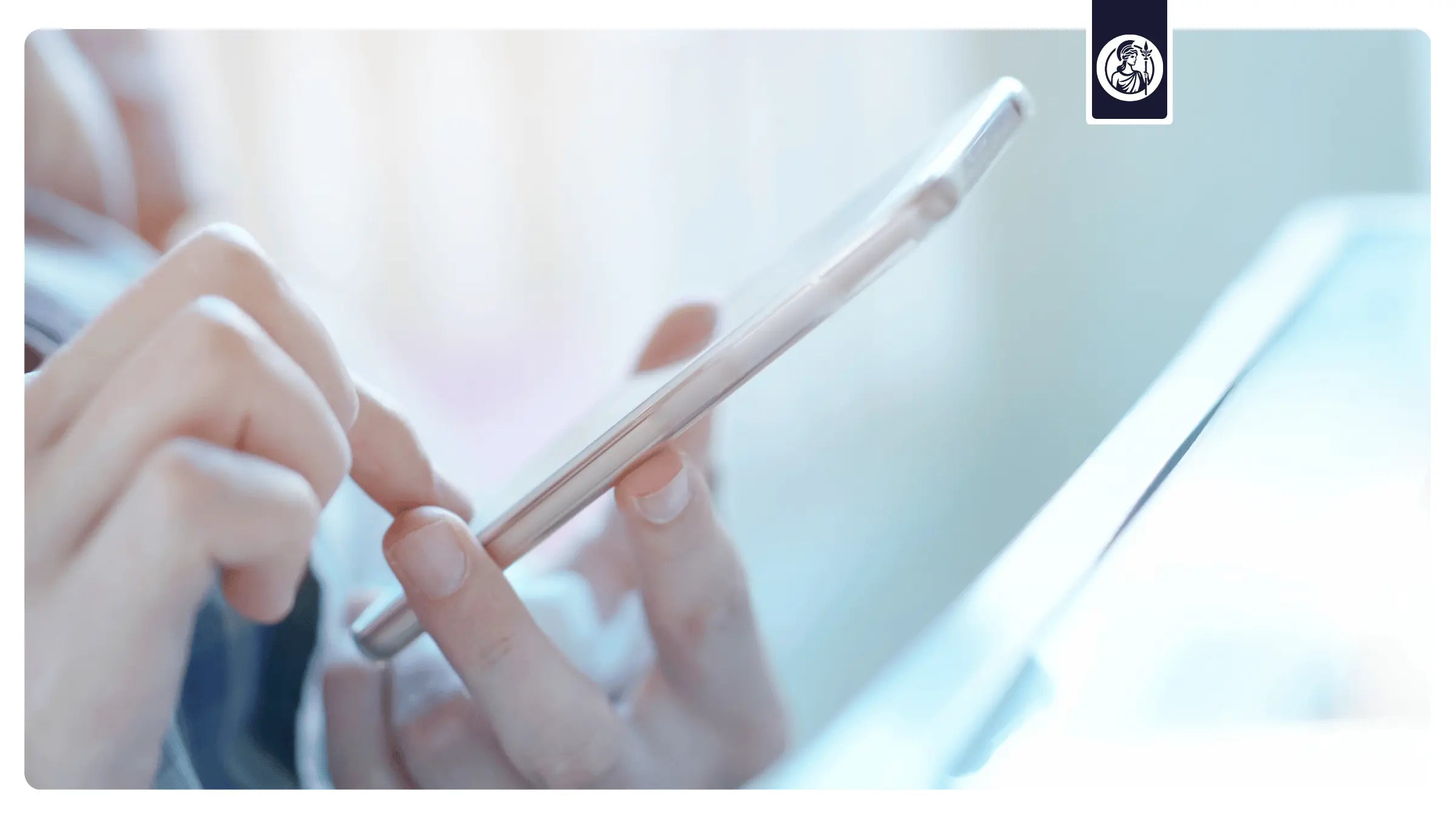 Hand hält Handy und wählt eine Longevity-App