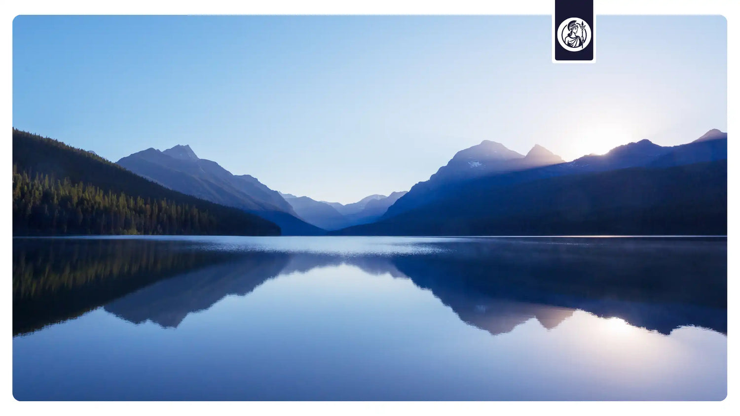 Seelandschaft mit Bergen im Hintergrund