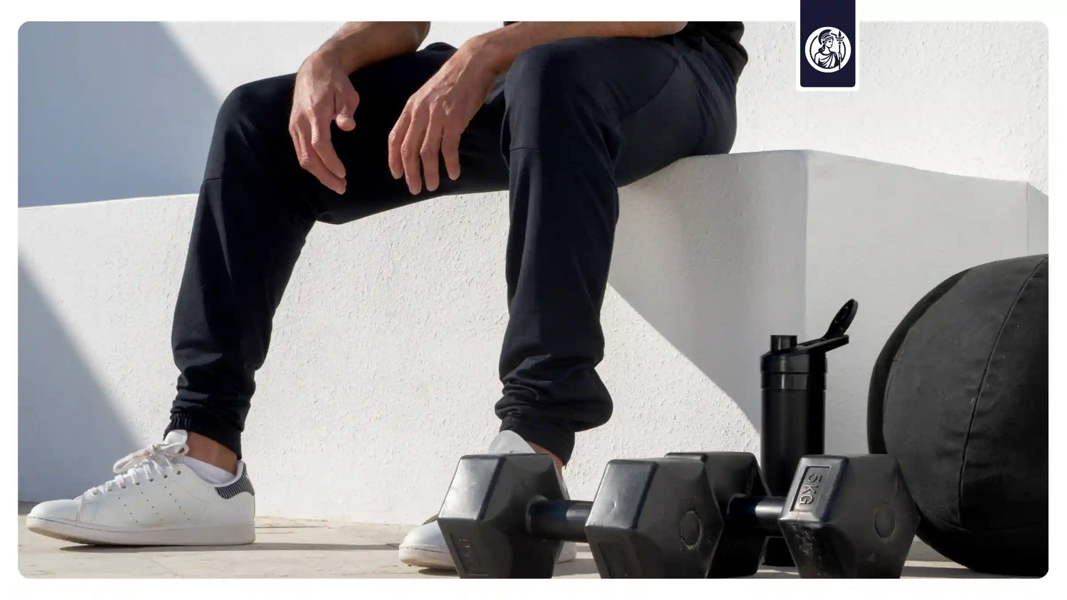 Mann macht Pause zwischen den Workout-Sätzen