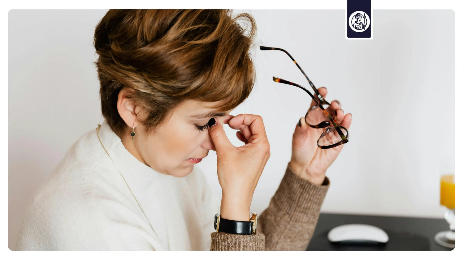 Frau mit Brille sitz verzweifelt da