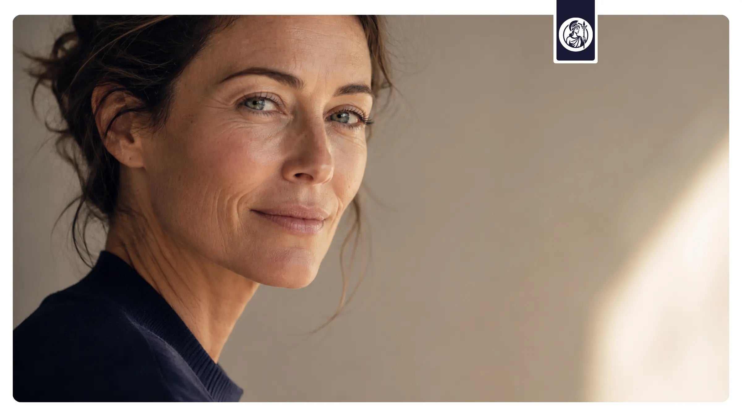 Porträt einer Frau mittleren Alters als Symbol für gesundes Altern, Zellgesundheit und die wissenschaftliche Einordnung von Longevity Supplements.