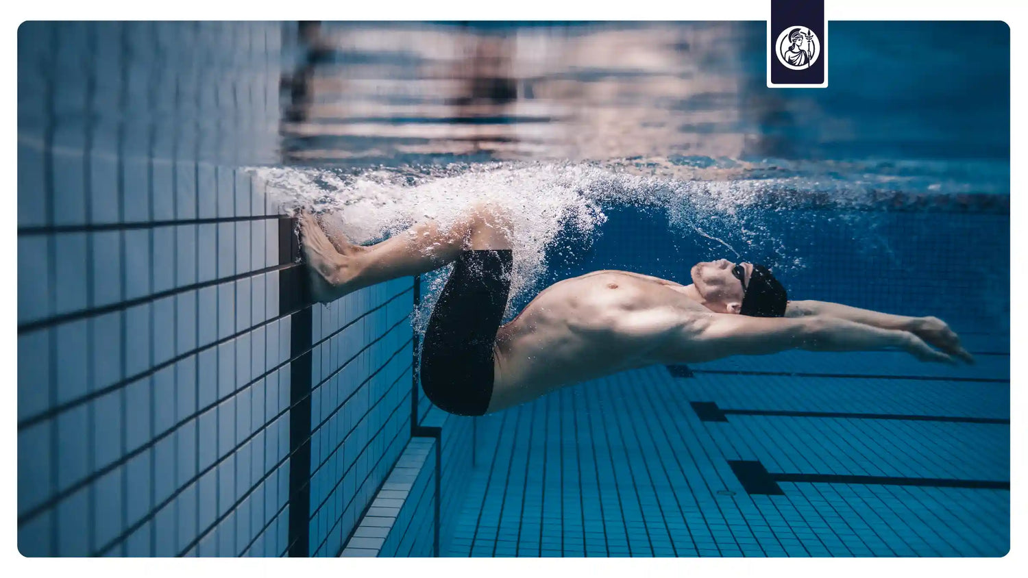 Schwimmer stößt sich kraftvoll vom Beckenrand ab als Symbol für das Zusammenspiel mehrerer Faktoren, Leistungsfähigkeit und Synergien in der Longevity.