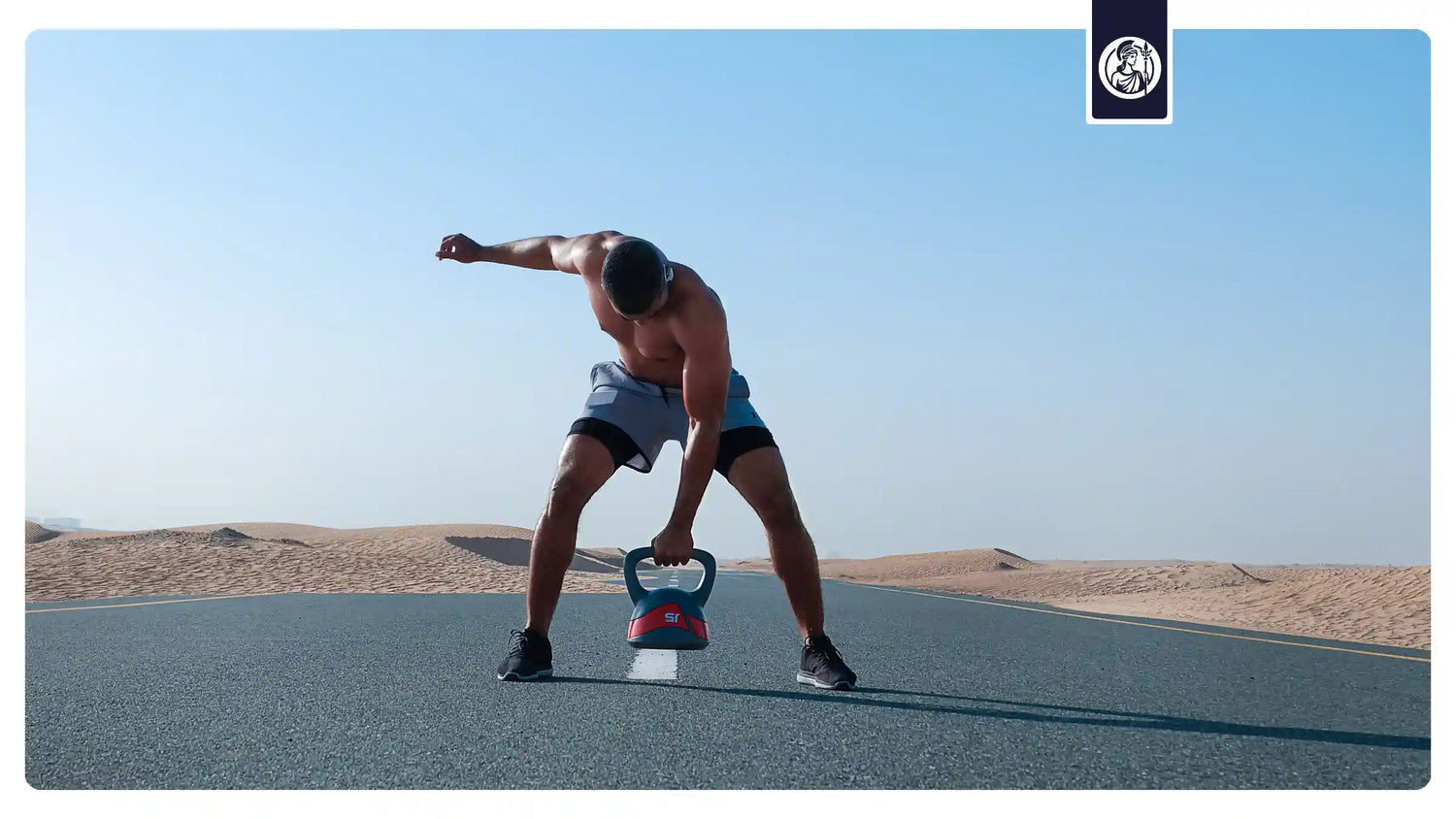 Sportlicher Mann beim Kettlebell-Training als Symbol für Muskelarbeit, Leistungsfähigkeit und die Bedeutung von Magnesium für den Körper.