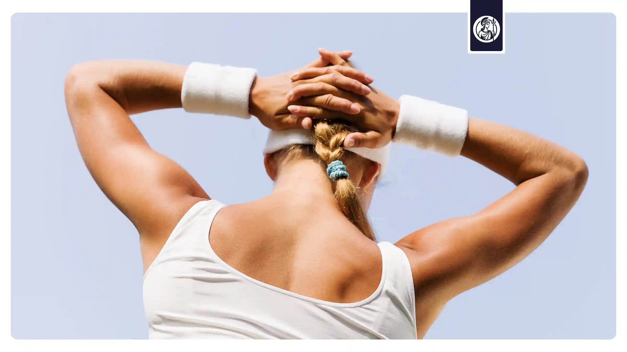 Sportliche Frau beim Dehnen als Symbol für Bewegung, körperliche Gesundheit und gesundes Altern im Sinne von Longevity.