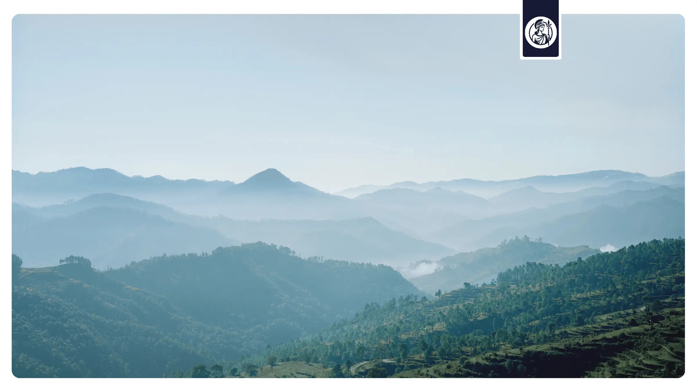 Weite Berglandschaft mit mehreren Ebenen als Symbol für Zellalterung, seneszente Zellen und komplexe biologische Alterungsprozesse.