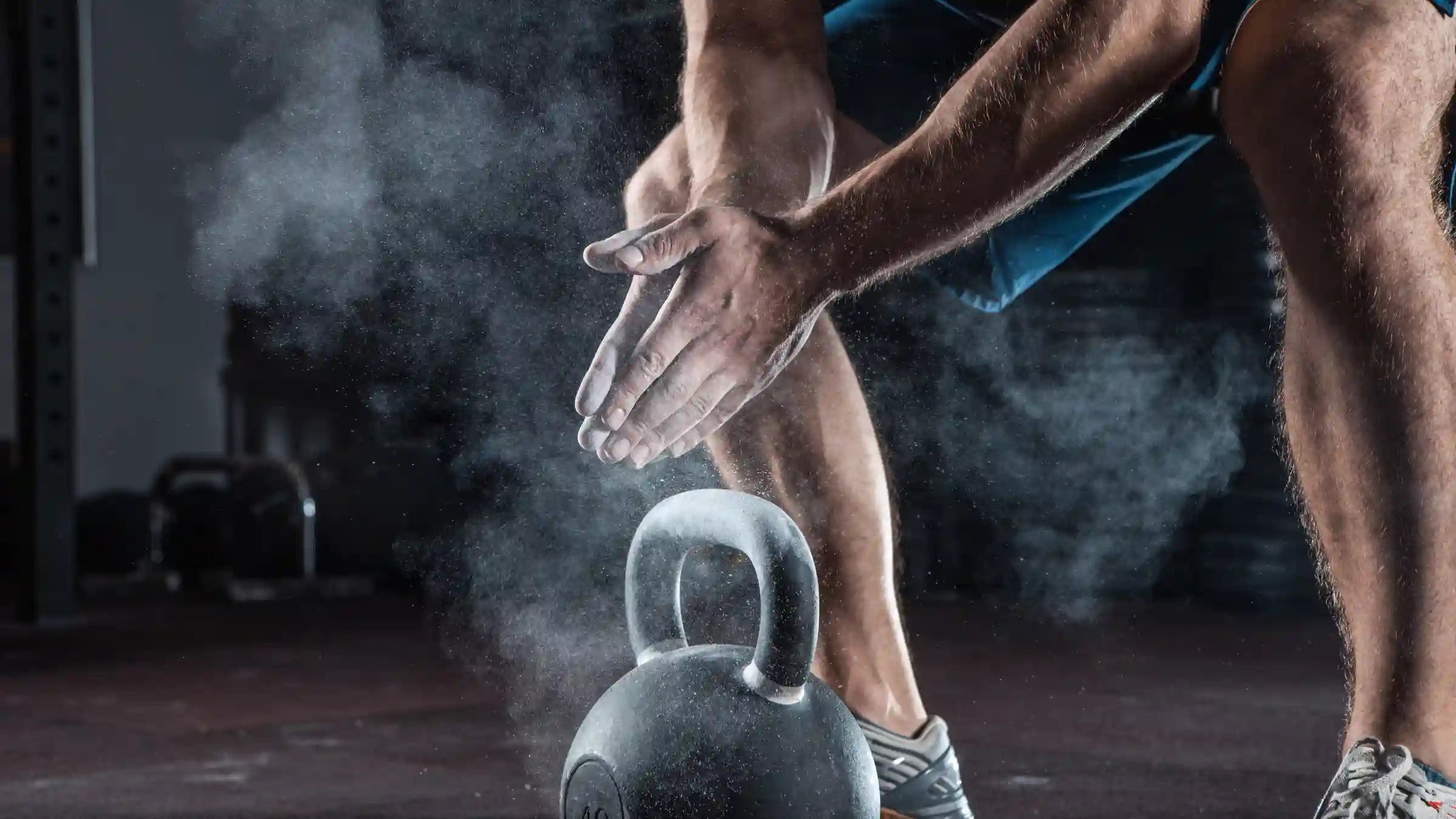 Sportlicher Mann mit Magnesium in der Hand