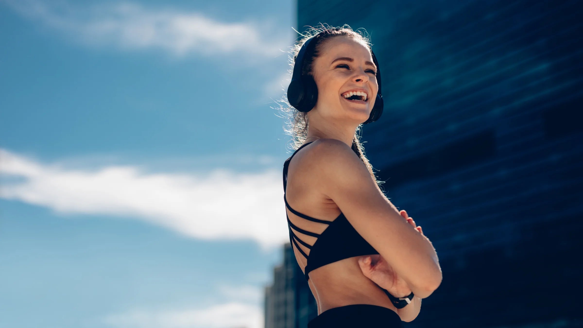 Sportliche junge Frau mit Kopfhörer