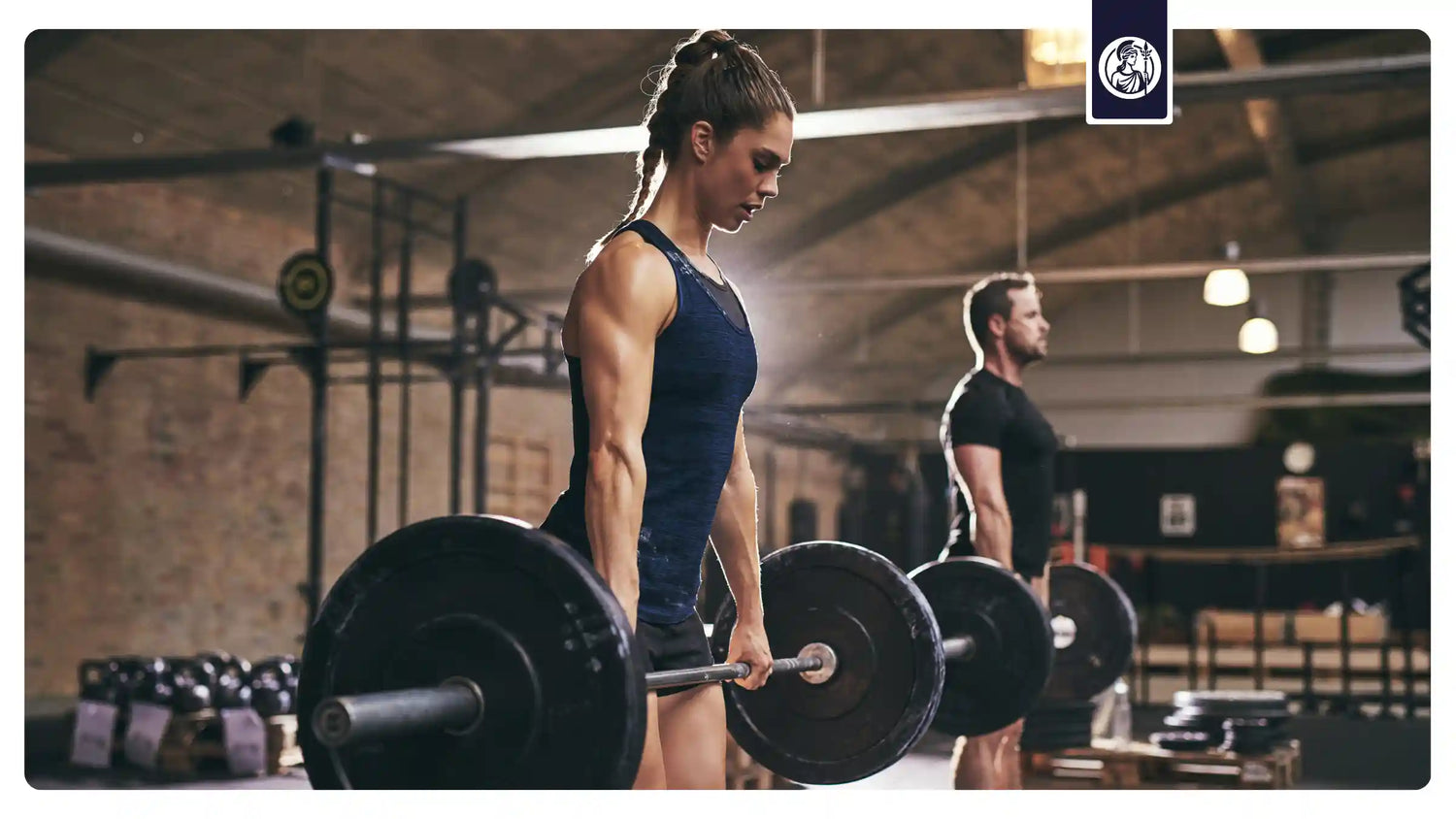 Frau und Mann heben Gewichte im Fitnessstudio – Symbol für Kraft, Gesundheit und die Wirkung von Longevity-Supplements auf Energie, Regeneration und Leistungsfähigkeit.