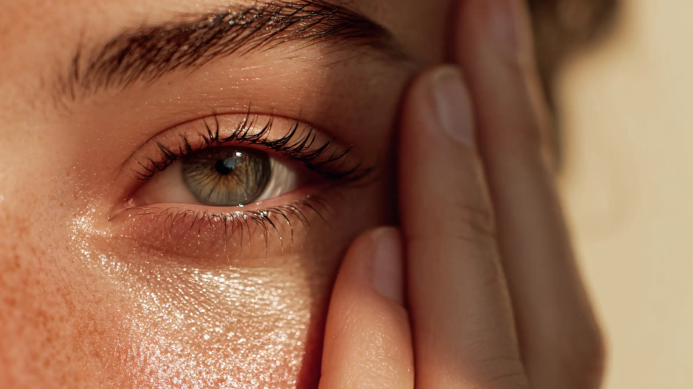 Frau mit jugendlichem Aussehen und selbstbewusstem Blick, straffer Haut und einem gesunden Erscheinungsbild.